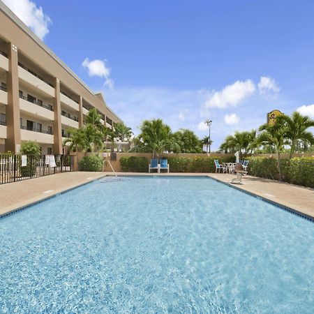 Super 8 By Wyndham Fort Myers Dış mekan fotoğraf