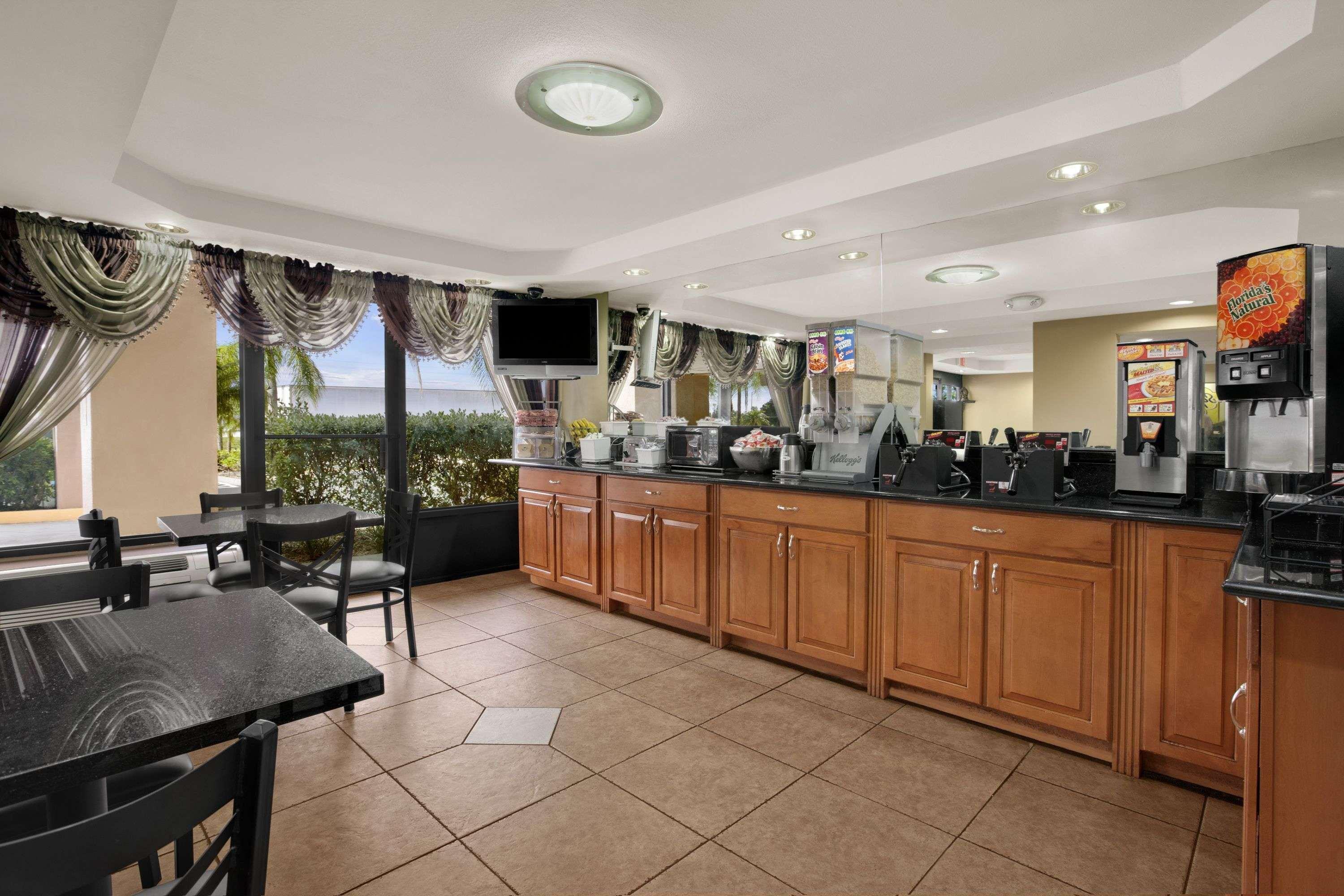 Super 8 By Wyndham Fort Myers Dış mekan fotoğraf