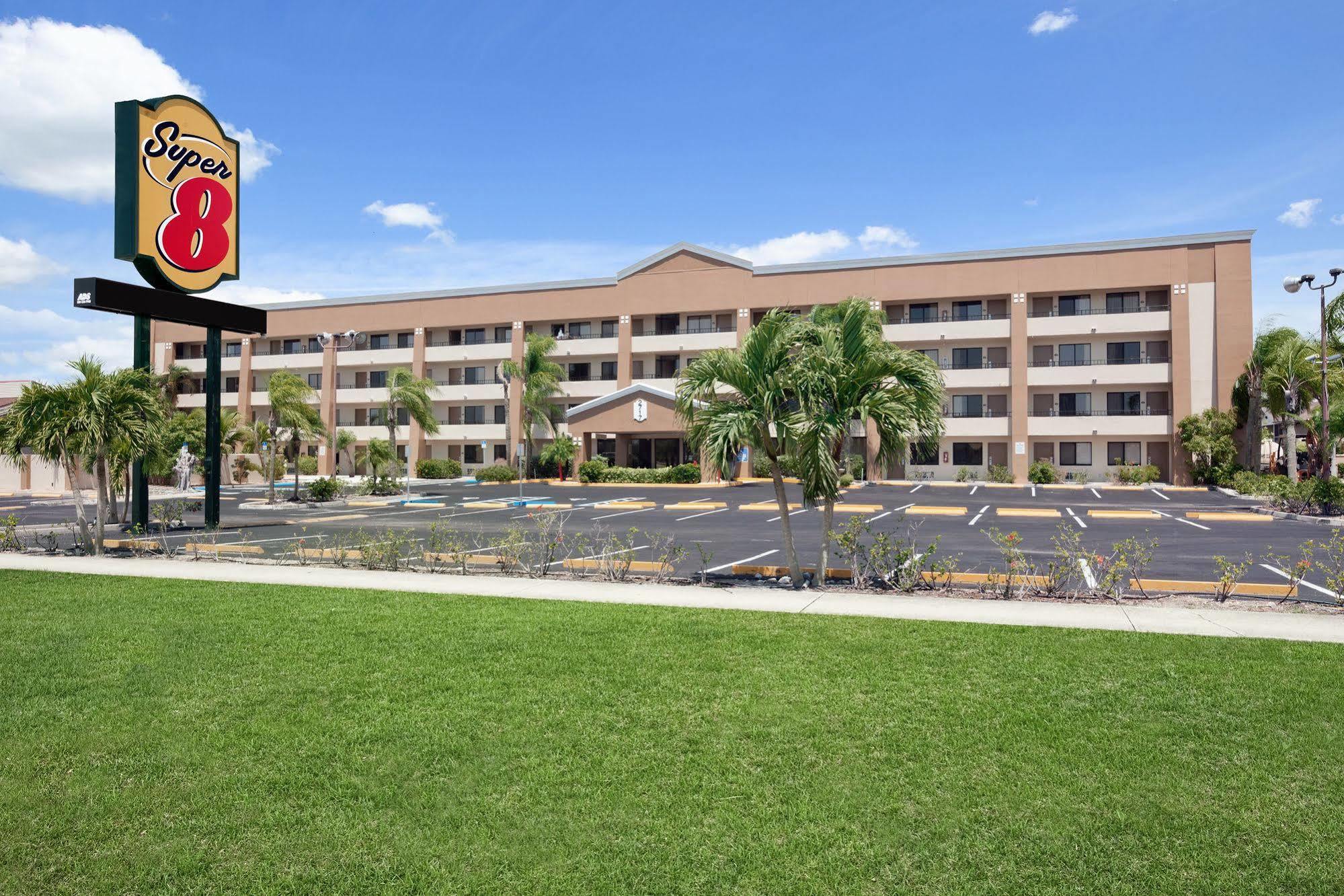 Super 8 By Wyndham Fort Myers Dış mekan fotoğraf
