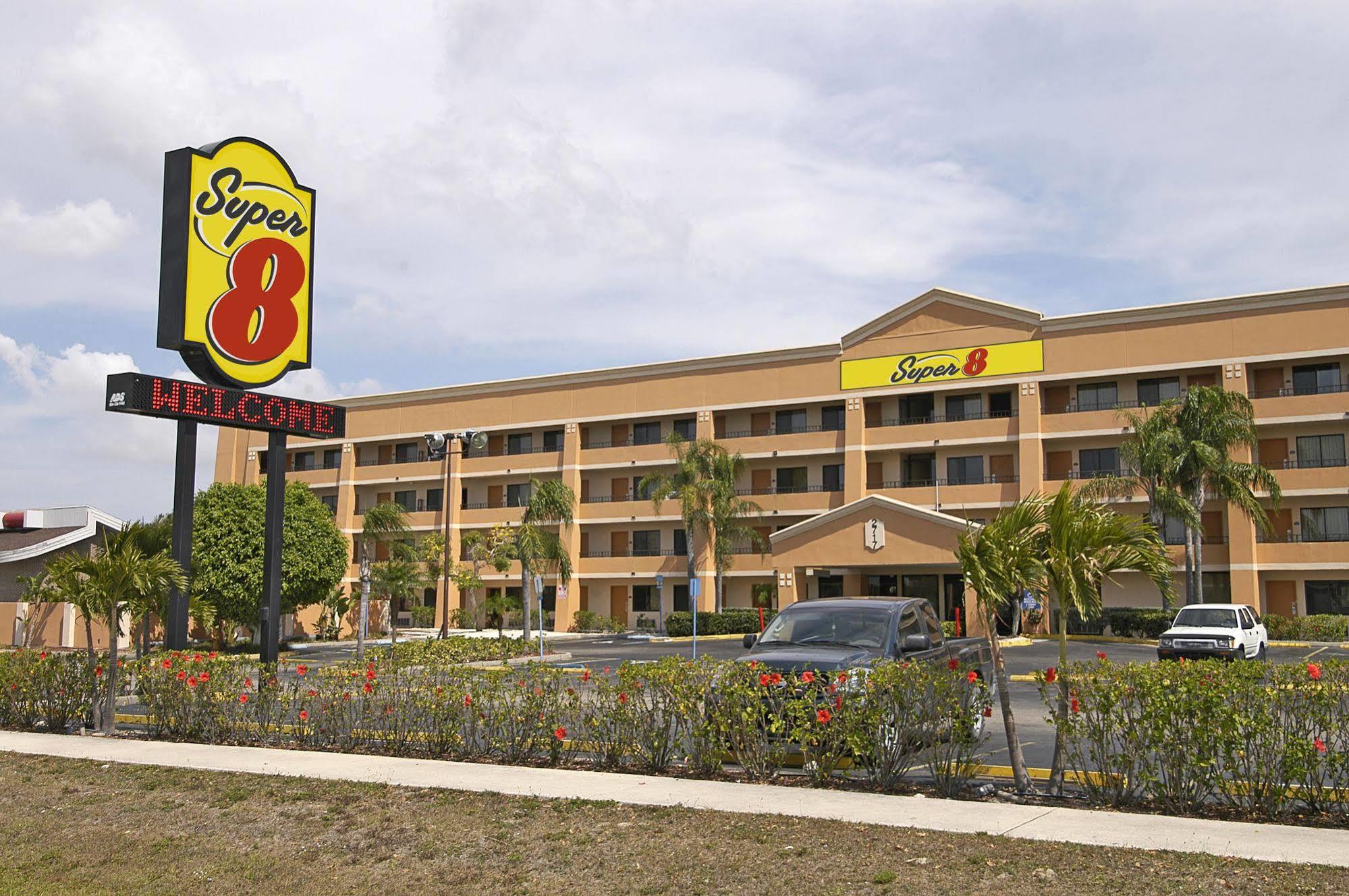 Super 8 By Wyndham Fort Myers Dış mekan fotoğraf