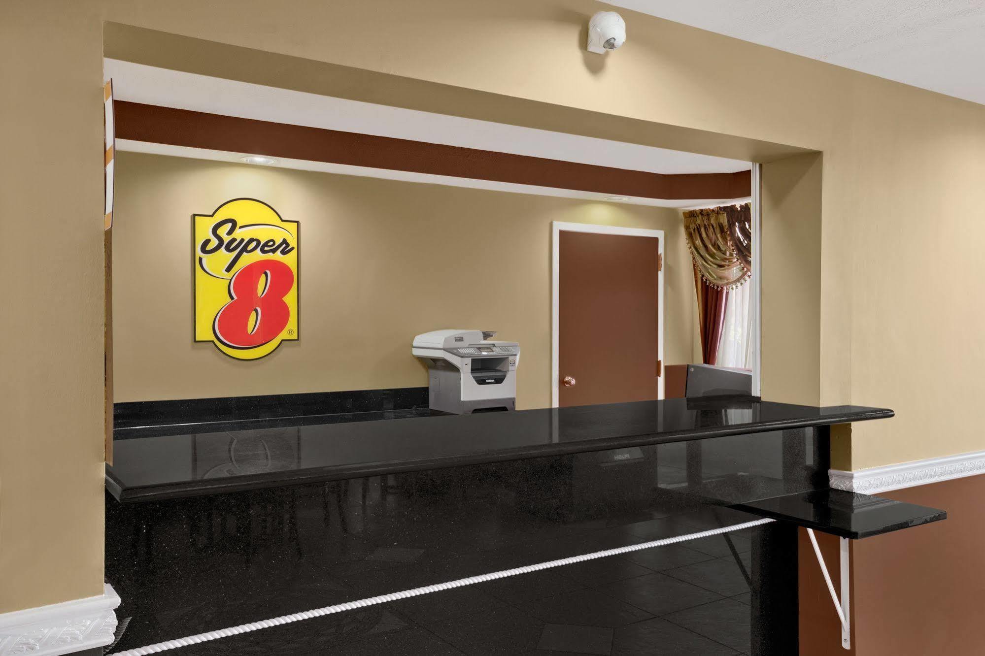 Super 8 By Wyndham Fort Myers Dış mekan fotoğraf
