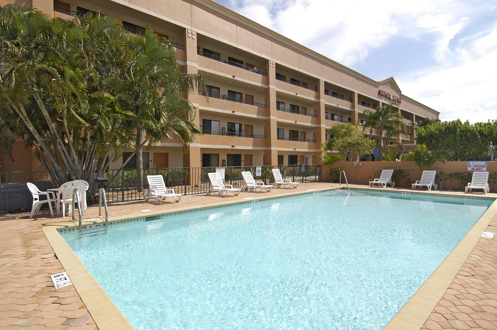 Super 8 By Wyndham Fort Myers Dış mekan fotoğraf