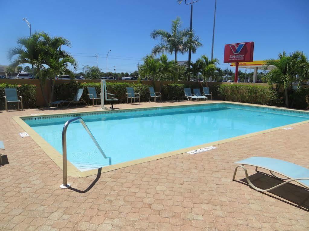 Super 8 By Wyndham Fort Myers Dış mekan fotoğraf
