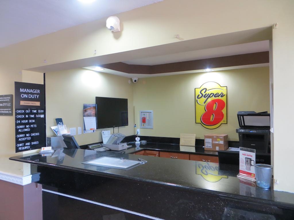 Super 8 By Wyndham Fort Myers Dış mekan fotoğraf