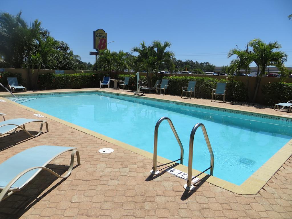 Super 8 By Wyndham Fort Myers Dış mekan fotoğraf