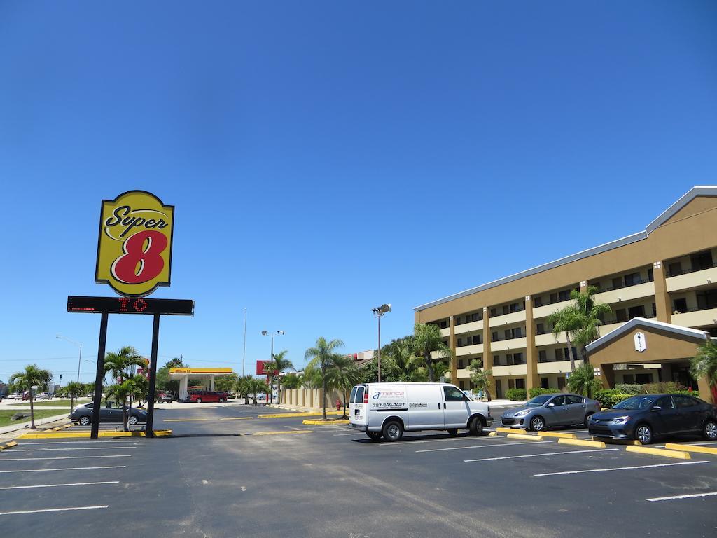 Super 8 By Wyndham Fort Myers Dış mekan fotoğraf