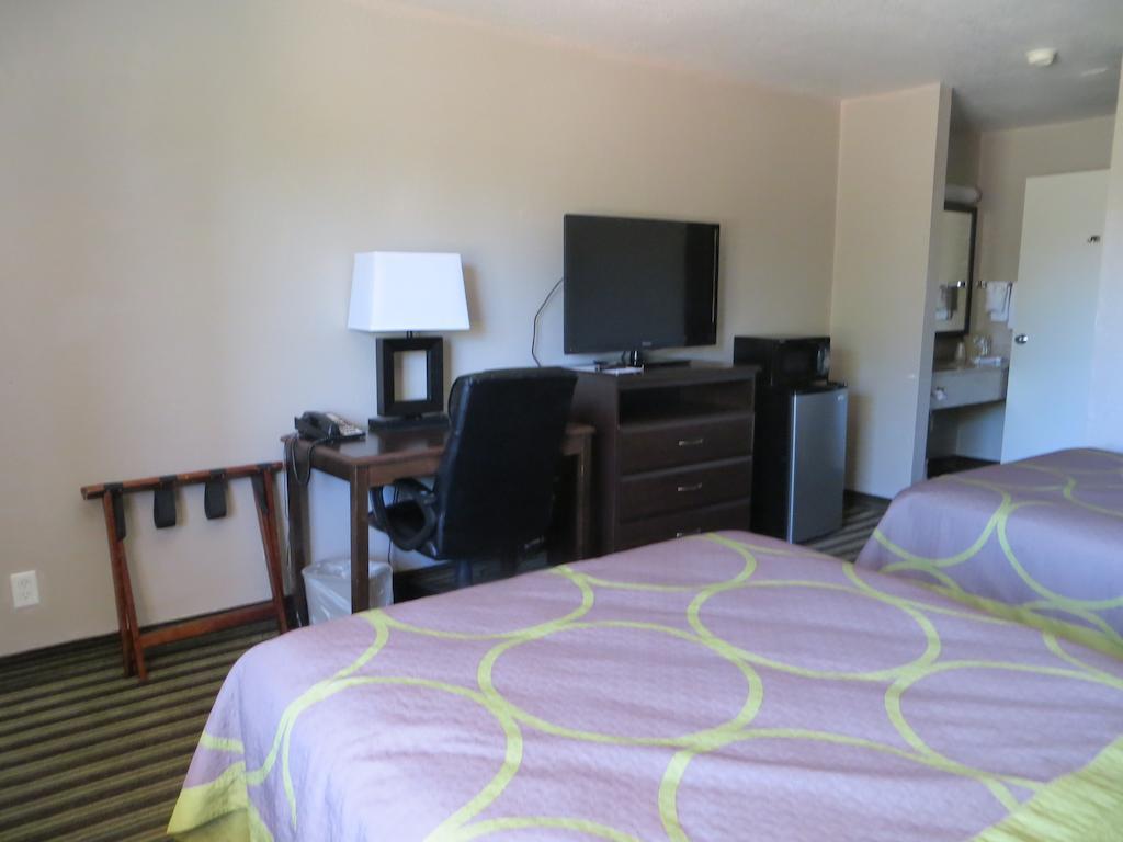 Super 8 By Wyndham Fort Myers Dış mekan fotoğraf